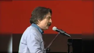 Timur Selçuk canlı performans "Türkiye İşçi Sınıfına Selam" ve "Bir Mayıs İşçi Marşı".