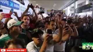 TORCIDA DO PALMEIRAS APOIANDO O TIME NO AEROPORTO