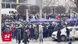 Під Печерським судом, де обиратимуть запобіжку Порошенку, вже почалися сутички