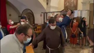 L’urna contenente le ceneri di Raffaella Carrá arriva a San Giovanni Rotondo, il video