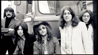 Deep Purple featuring Ritchie Blackmore - Smoke On The Water