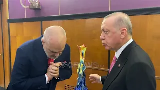 “E kam bërë me këto duar, jam artist serioz”, momenti kur Rama i bën një dhuratë Erdoganit