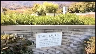 PACK - Speciale! Fulvio Abbate in visita alla tomba di Stan Laurel (Hollywood, 1 settembre 2001)