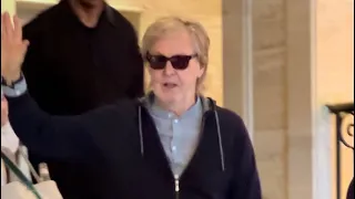 Paul McCartney saindo do hotel Copacabana Palace - Rio de Janeiro 16/12/2023