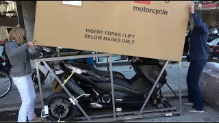 unboxing YAMAHA TMAX 560 (black color)