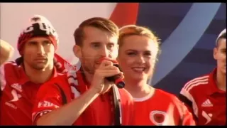 Lojtarët e kombëtares në shesh ndajnë gëzimin me tifozët kuqezi në shesh- Ora News
