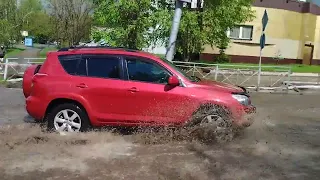 20 мая после дождя с градом в Новосибирске поток воды на перекрестке Доватора - Богаткоаа