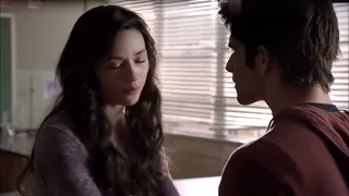 Teen Wolf 2x08 Scott and Allison kissed she left class room and Allison’s mom was so mad.