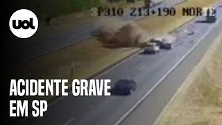 Acidente com 4 carros deixa 3 pessoas mortas no interior de SP; imagens são fortes