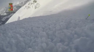 L'impressionante distacco di una slavina durante un fuoripista