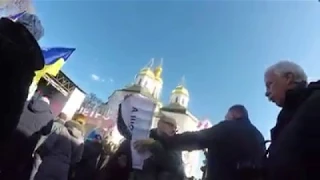 В Чернигове охранник Петра Порошенко вырвал плакат из рук журналиста