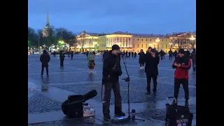 Песню «Группа крови» исполняет музыкант на Дворцовой площади.
