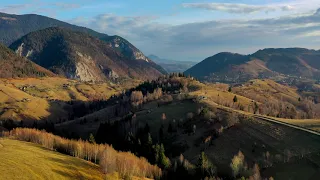 Filmare aeriană: Final de toamnă pe culoarul Rucăr-Bran (România Pitorească)