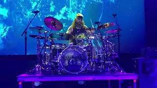 Mike Portnoy works it out with John Petrucci and Dave LaRue 5 November, 2022