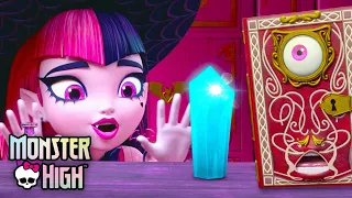 Draculaura Finds Her Unique Witchy Powers! ✨ | Monster High