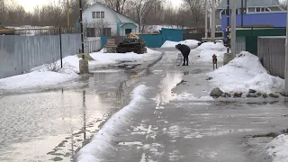 Мостовая под водой: тающий снег встал в водоотводных каналах и поднимается