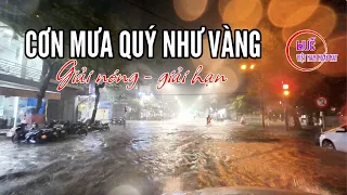 Cơn mưa lớn cứu hạn giải nóng quý như vàng cũng làm ngập đường phố Huế chiều nay