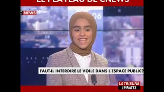 Une femme voilée remet en place le plateau de Cnews