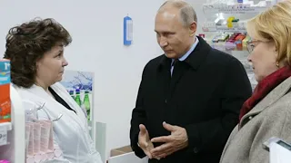 Путин зашел в аптеку в Петербурге для проверки
