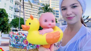 Maggie and little brother David celebrate holiday in the pool!