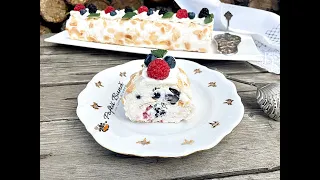 Rulada Pavlova - rulada cu bezea, fructe (zmeura, afine, mure, capsuni) si crema de mascarpone