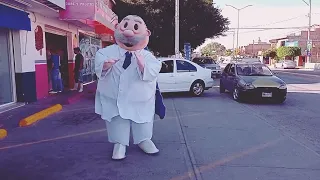 Dr. Simi Bailando el cumbion de Agachadita, de He Guacho