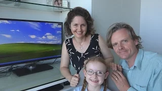 7 Year Old Tries Out Windows XP (2001) With Parents Watching