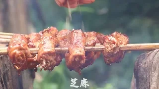 农村爷爷有一手，金针菇和肉卷两情相悦做搭配，碳火烤出人间至味