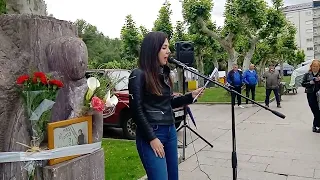 Iris Gey lendo un poema de Luísa Villalta no acto do BNG no Barco polas Letras Galegas