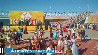 выпускники танцуют на Набережной. Нижнекамск 2018