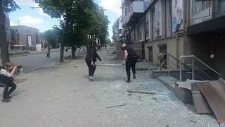Наслідки обстрілу торгівельного центру у Запоріжжі