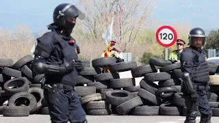 Catalan separatists block roads in protest at Puigdemont arrest