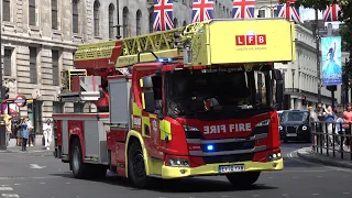 London Fire Brigade Ladder Truck Racing Through Trafalgar Square to Emergency!