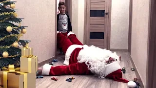 Santa Claus slipped on the cars and fell. Mark helped him. Video for kids.