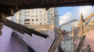 Ракетный обстрел дома в Николаеве. Снаряд РСЗО СМЕРЧ попал в дом