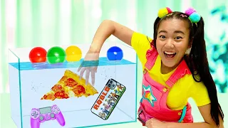 Ellie's Sink or Float Experiment in the Swimming Pool | Ellie Sparkles | WildBrain Learn at Home