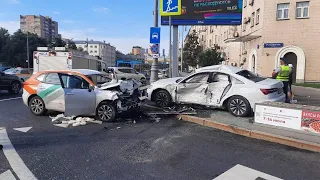 Каршеринг влетел прямой наводкой в Audi: смертельное ДТП в Москве