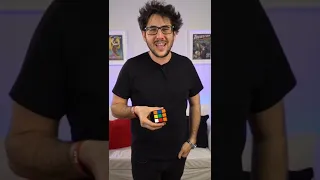 Tienes que ver esto. ¿Existe el botón para resolver el cubo de rubik? 🤔🟦🟩 #short #shorts #reel