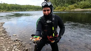 НАШЁЛ ОТЛИЧНОЕ МЕСТО / ДНО РЕКИ УСЕЯНО БЛЕСНАМИ / THE RIVER BOTTOM IS STILLED WITH SPINNERS