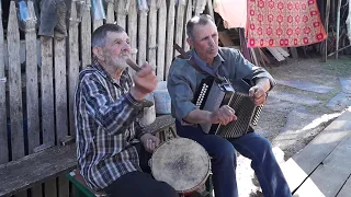 А на бубоні кожен може навчиться грать?