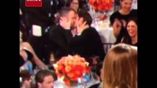 El beso entre Ryan Reynolds y Andrew Garfield en los Globos de Oro