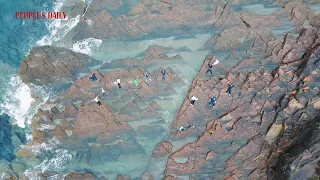 Tourists captured the stunning beauty of the "landscape painting" on a rocky shore in Hong Kong