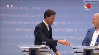 GEEN handen schudden, nog even wennen voor Mark Rutte!