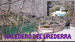 Una ruta por el bosque con cascadas de agua azul turquesa. NACEDERO DEL UREDERRA. NAVARRA