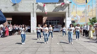 Танець-сюрприз від мамусь та перших вчителів для випускників)