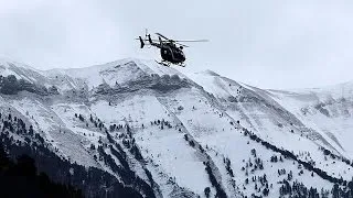 Nach Flugzeugabsturz: Bergungskräfte und Ermittler werden an Unglücksort gebracht