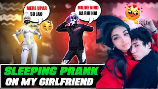 मैं Girlfriend के ऊपर सो गया😂 | Sleeping Prank On My Girlfriend 😍 - Garena Freefire ❤️