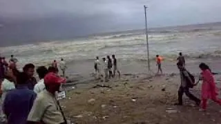 Mumbaikar.com : High Tide waves at Juhu beach