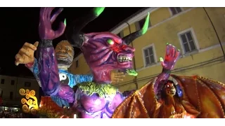 26/02/2017 Carnevale di civita castellana ( vt ) Sfilata carri allegorici in notturna