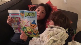 Storasyster läser Bamse för Lillebror
